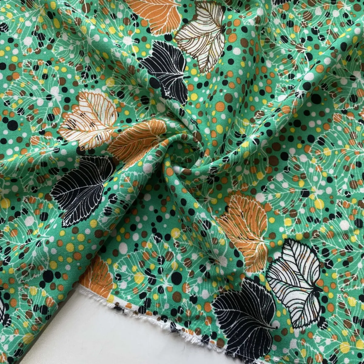 Yeşil Renkli Yaprak Desenli Pamuk Viskon Kumaş 587